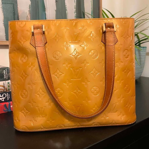 Louis Vuitton patent leather handbag like new, yellow gold