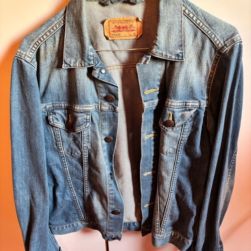 Denim jacket Levi’s women’s size medium like new, blue