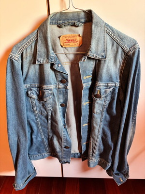 Denim jacket Levi’s women’s size medium like new, blue