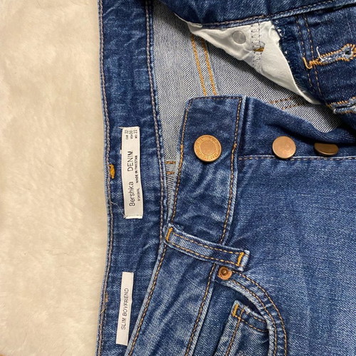 Bershka slim boyfriend jeans used, size 32, blue with rips