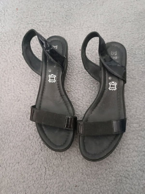 Leather patent Elite sandals size 38 like new, black