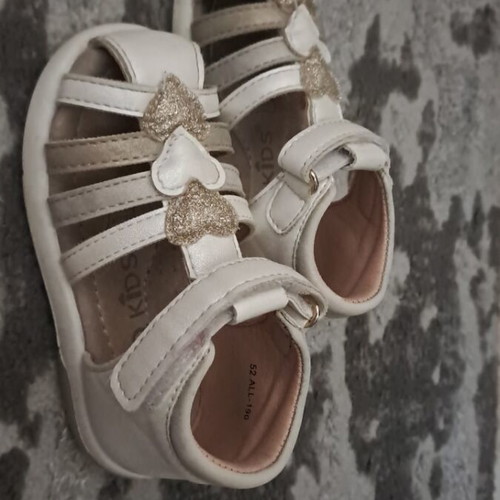 Girls sandals like new, with very minor wear
