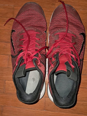 Αθλητικά παπούτσια Nike σε άριστη κατάσταση, μέγεθος 46.5, μαύρο και κόκκινο