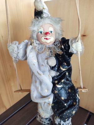 Πήλινη κούκλα μεταχειρισμένη σε κούνια