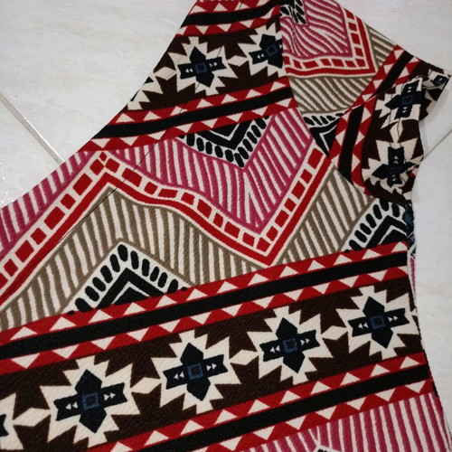 Boho crop top V neck like new, sizes L/XL, black and red