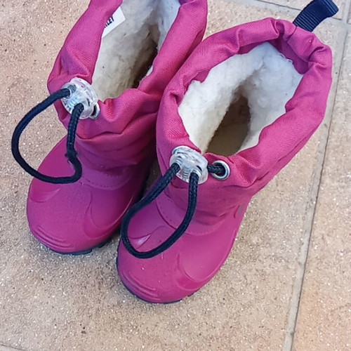 Girls' boots size 22 with fur lining and croc insole like new