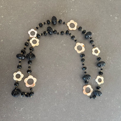 Long necklace like new with black beads and mother of pearl flower decorations
