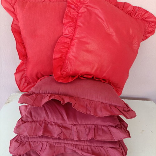 Classic pillows pack of 6, 4 burgundy and 2 red, like new