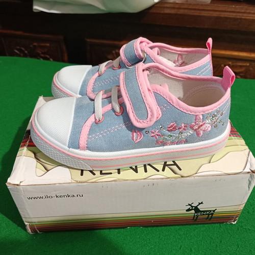 Girls' shoes size 26 athletic new, intact