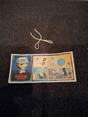 Kinder Joy Stranger Things Dustin VC261 хартиено и въже ново без фигурка