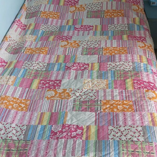 Single bed quilt like new, ideal for spring and autumn