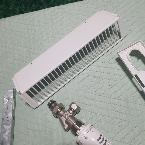Heating radiator body new with 2 hot water regulators, angles and valves