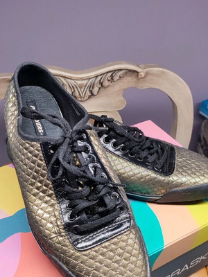Shoes gold narrow fit used once size 40
