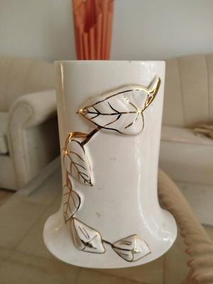 White vase with gold border and embossed leaves like new