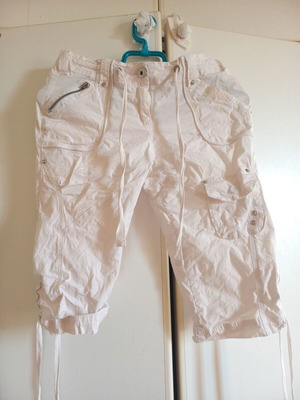 White summer capri bermuda shorts, size S