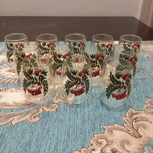 Vintage glass set of 12 with red berries and green leaves, like new
