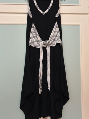 Just Perfect sleeveless dress size 4 like new, black and white