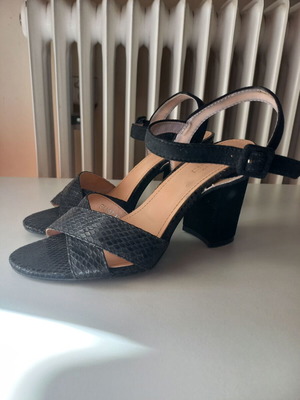 Black high-heeled sandals like new with croc design and suede heel