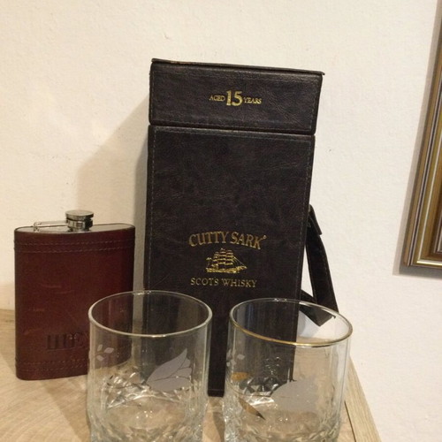 Cutty Sark leather case like new, set of 4 pieces