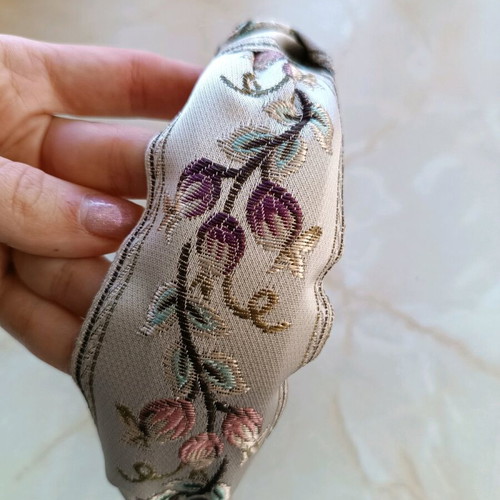 Hairband like new with embossed floral embroidered design