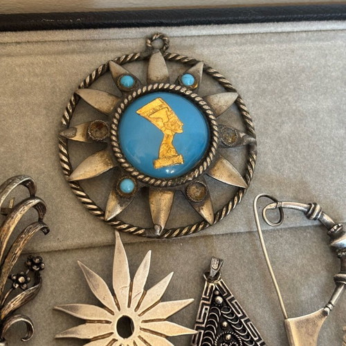 Silver pins used, gold and silver colors