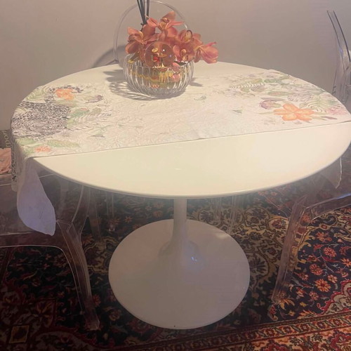 Tulip Round Table like new, white lacquer finish
