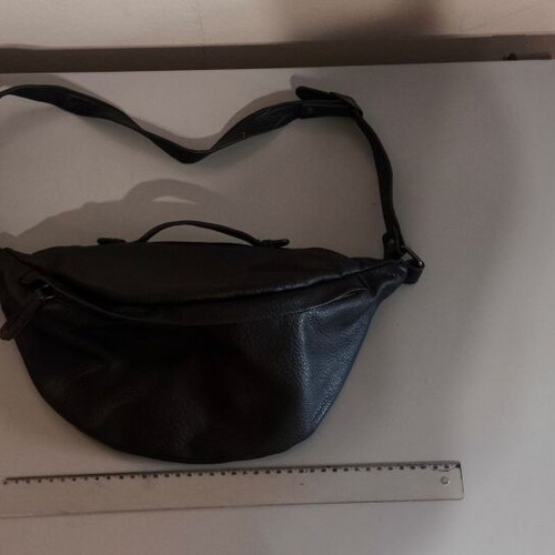Faux leather banana bag like new, black shoulder
