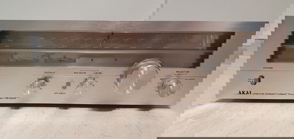 Akai Model AT - 2450 FM/AM Stereo Tuner