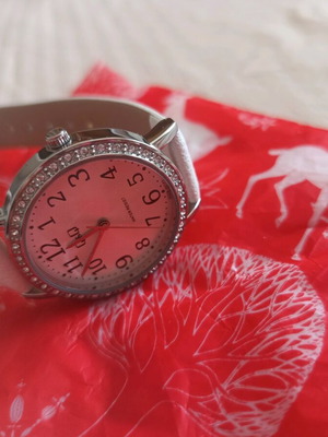 Дамски часовник Q&Q нов, бял