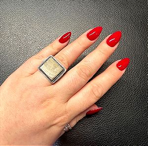 Δαχτυλίδι ασηνένιο 925 με αχάτη.