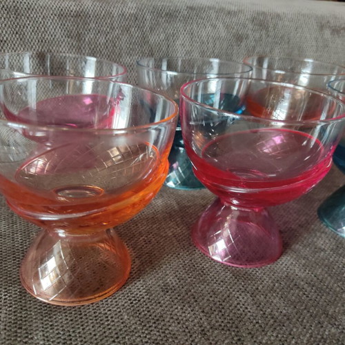 Ice Cream Bowls set of 6 like new, colorful 90s design