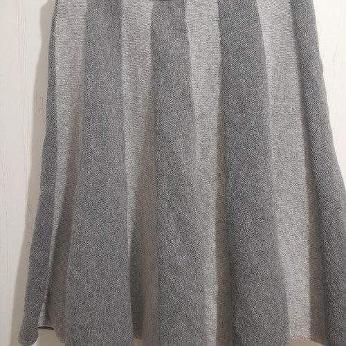 Knitted skirt United Colors of Benetton gray, like new, flared with pleats