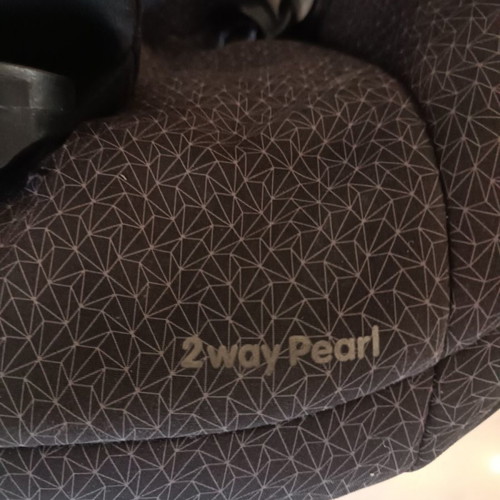 Maxi Cosi 2 Way Pearl car seat used with Isofix base