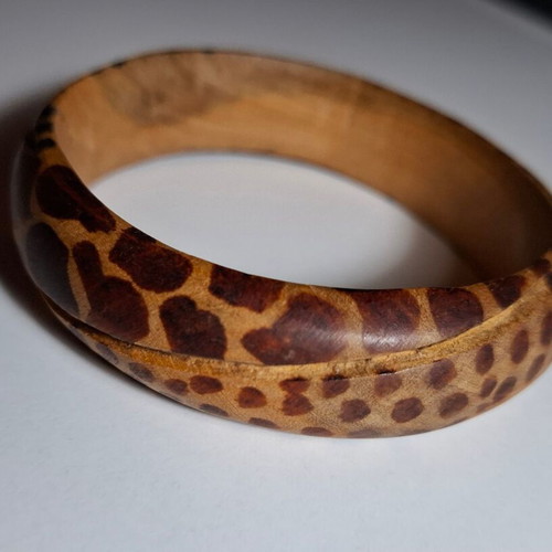 Women's wooden bracelet used with striped and leopard patterns