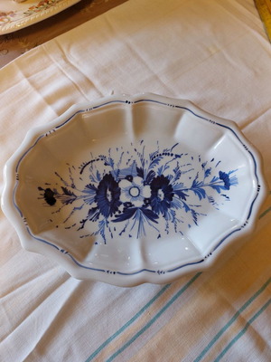 Serving platter used with blue flowers and pewter foot 33×24×7