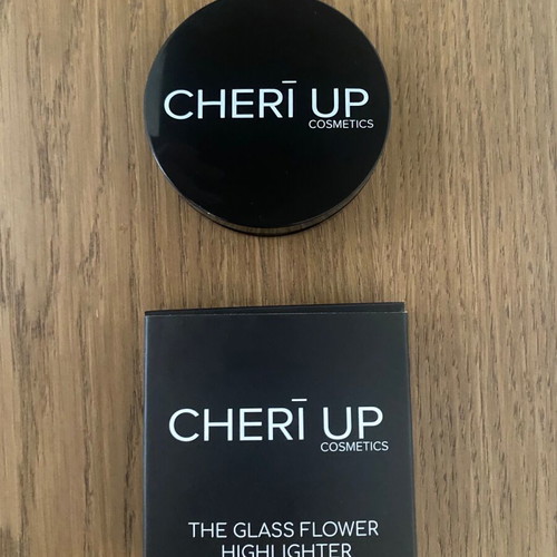 Highlighter Cheri Up The Glass Flower like new