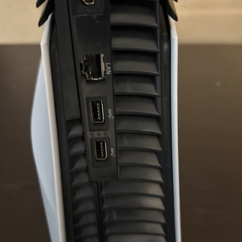 PlayStation 5 Pro конзола като нова с 2 контролера