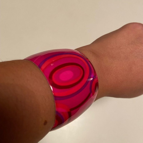 Bracelet used with vivid color and metal material