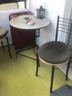 Τραπέζι με 2 καρέκλες σαν καινούργιο, σιδερένιο με στρογγυλό γυαλί