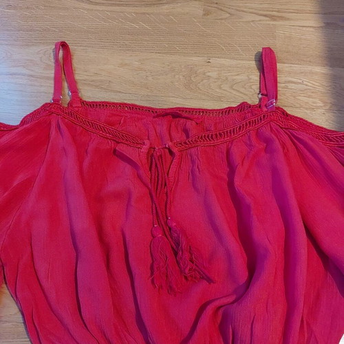 Crop top with open shoulders red, like new, size S