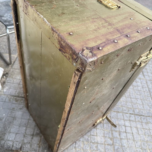 Vintage ξύλινο μπαούλο με μεταλλικές λεπτομέρειες, λαδί