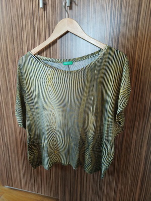 United Colors of Benetton women's top like new, size L, white and yellow