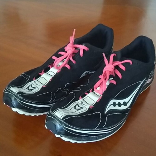 Saucony Kilkenny XC4 racing spikes used, size 42, black with pink laces