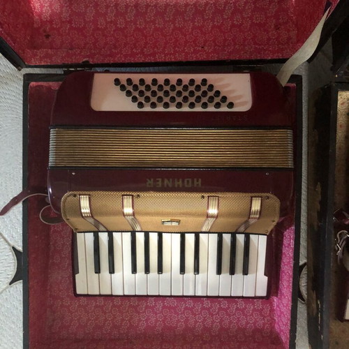 Hohner Starlet 40 Accordion like new with original case 1974