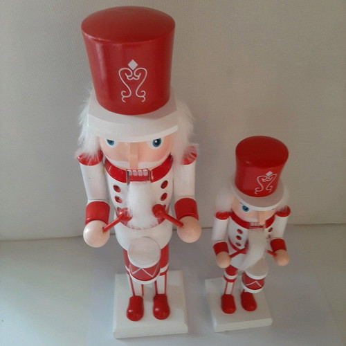 Wooden vintage nutcrackers like new, set of 2