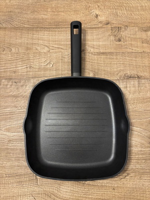 MasterPro Nonstick Grill Pan 28x28 by Giorgos Tsoulis like new