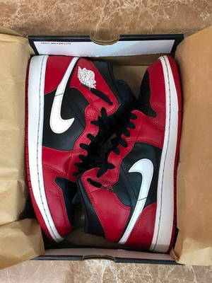Nike Air Jordan 1 Mid (GS) αθλητικά μεταχειρισμένα, νούμερο 42,5, μαύρο και κόκκινο