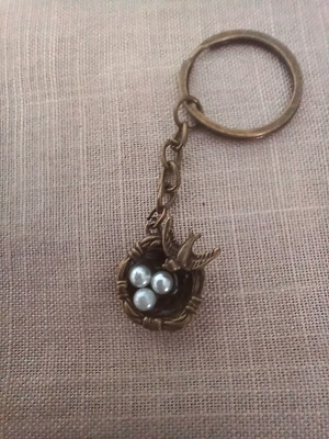 Keychain with pearls like new, swallow with nest and eggs