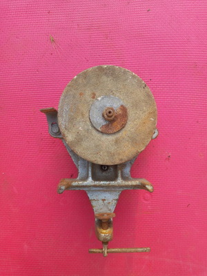 Manual grinder used in excellent working condition