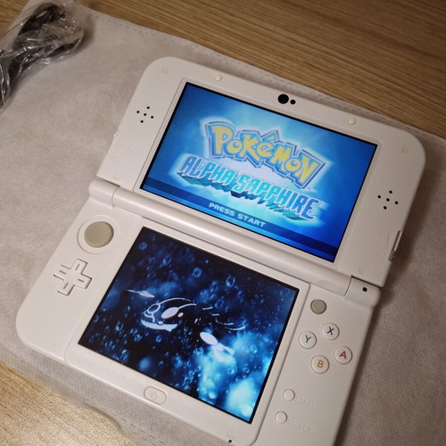 New Nintendo 3DS XL White Pearl handheld console